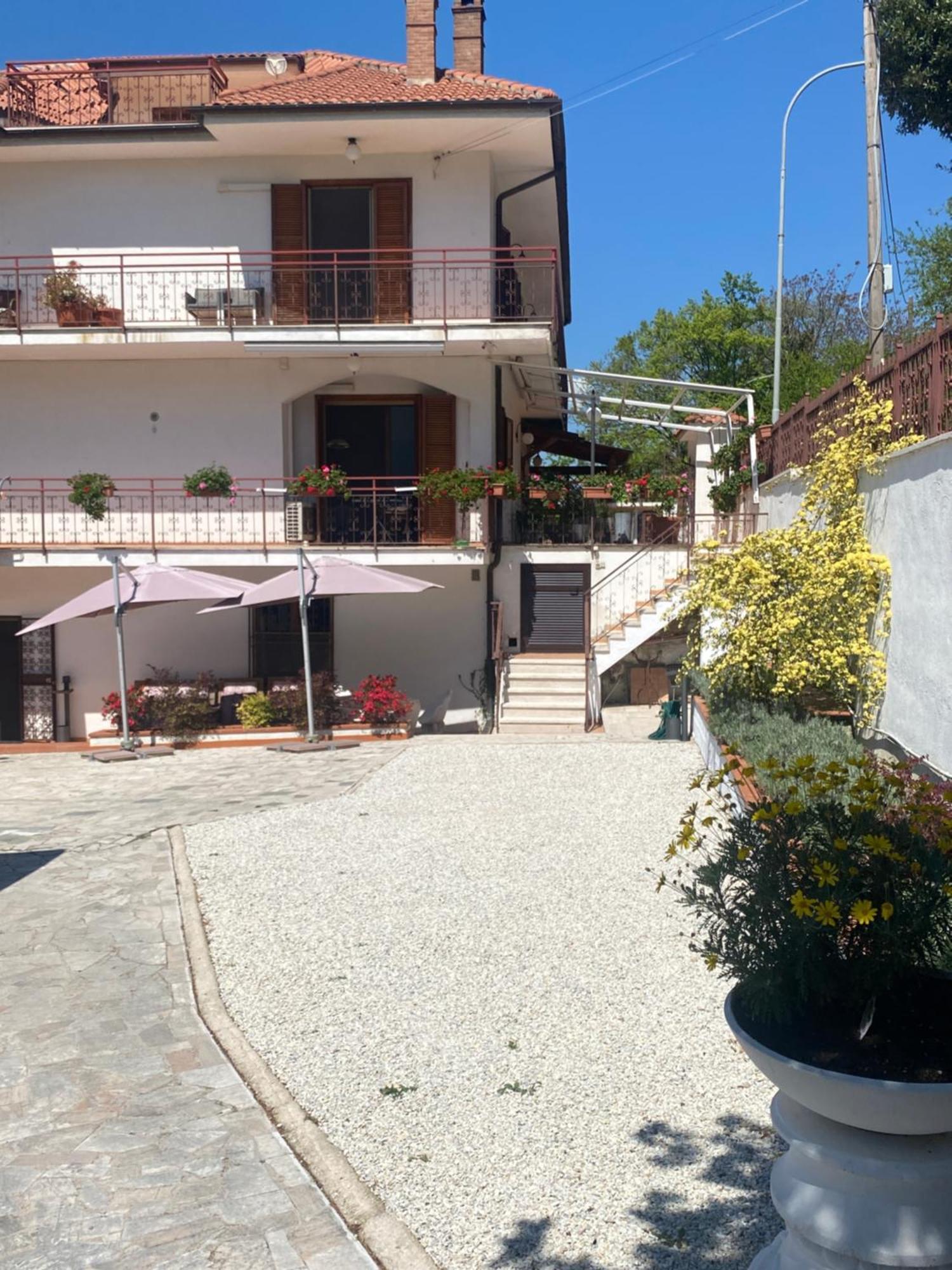B&B Rox E Claudia Lugnola Exterior foto